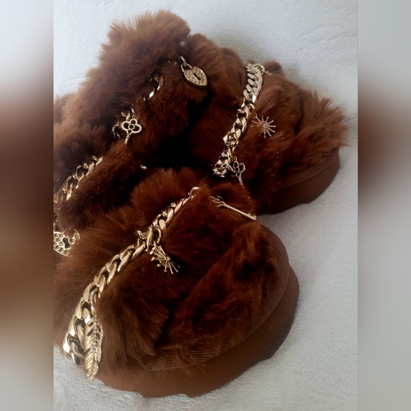 Wild Pair Paiyge Cozy Platform Slide Faux Fur Sandals Gold Chain Charm US 6.5 - Picture 9 of 14